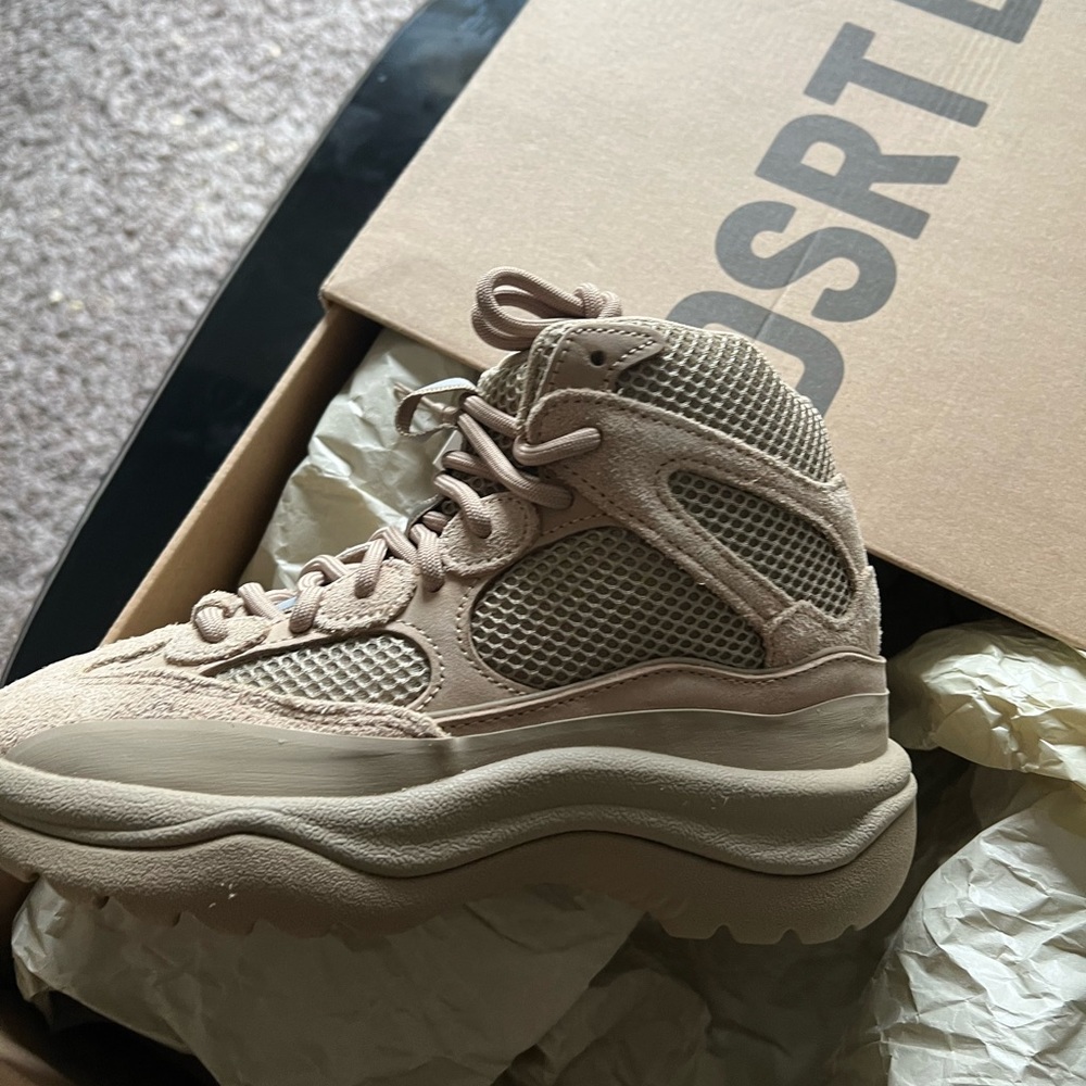 Tan Yeezy dessert runner in mens size 4 womens size 6! NEVER WORN!